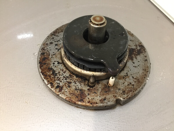 やってみた 重曹でコンロ掃除 2 --焦げつきは煮れば落ちる！翌朝にはツルリン、ピカピカに♪えんウチ