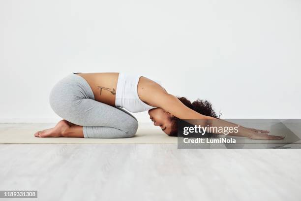 ヨガでお腹をすっきり！効果的な赤ちゃんのポーズとは │ マタニティフォトのポータルサイト「Mamany」のブログ