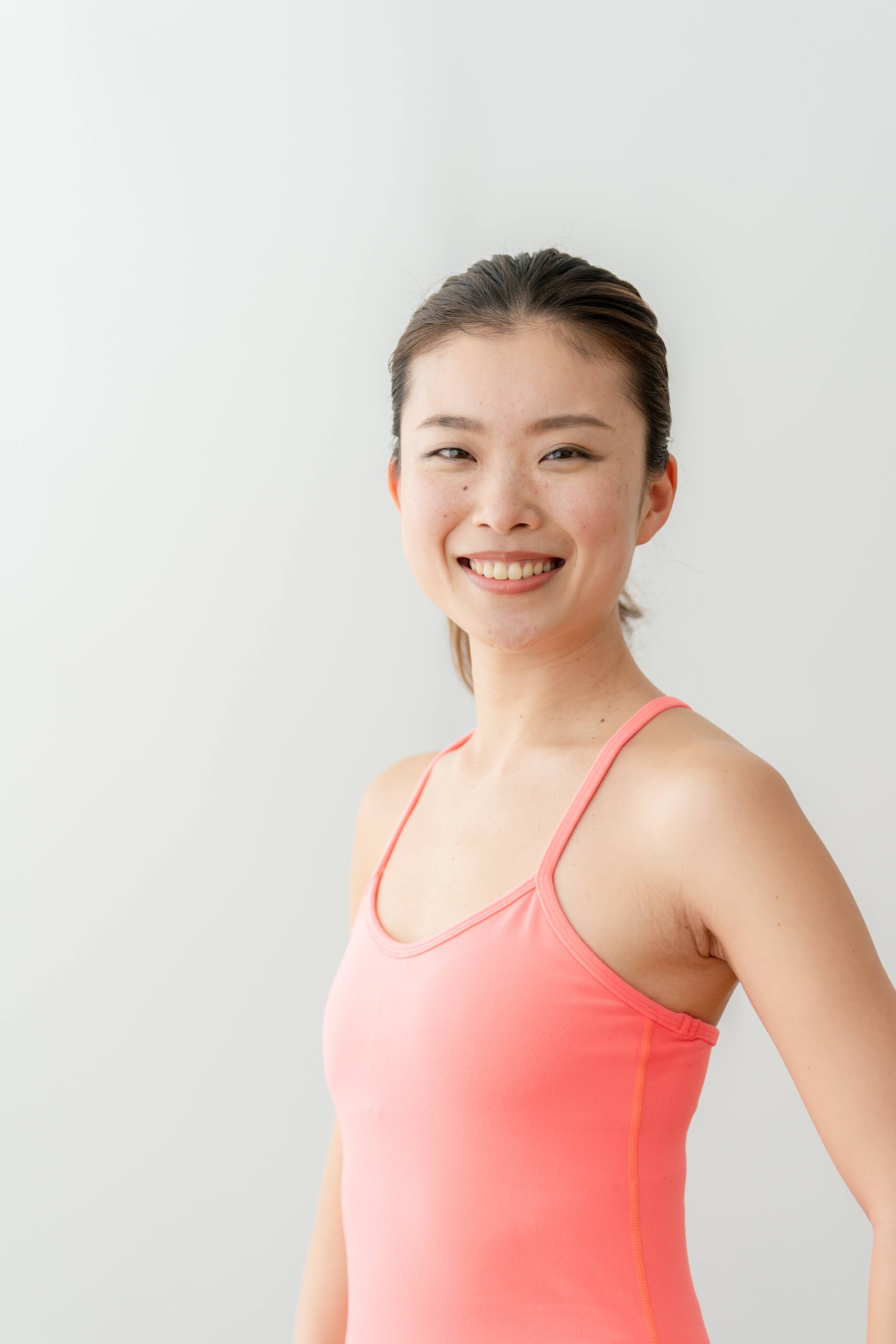 唇や顔、手が緊張すると脳も緊張する？緊張状態から簡単にリリース！手・顔・口元を動かすポーズヨガジャーナルオンライン