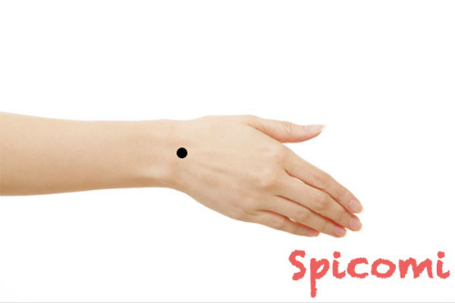 手の甲のほくろの位置でわかる！あなたの運勢や性格を占いで鑑定 - クラスール 占い