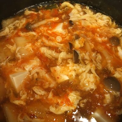 ダイエット中の朝食は、この「マグカップ豆腐キムチスープ」が全部入れてチンだけだからおすすめ！豆腐は高たんぱく&低カロリー、キムチは腸内環境を整え、代謝UP。にらは疲労回復や免疫力UPに◎たんぱく質10.5g、糖質5.8g、総カロリー72kcalとヘルシーなのに満足感ある