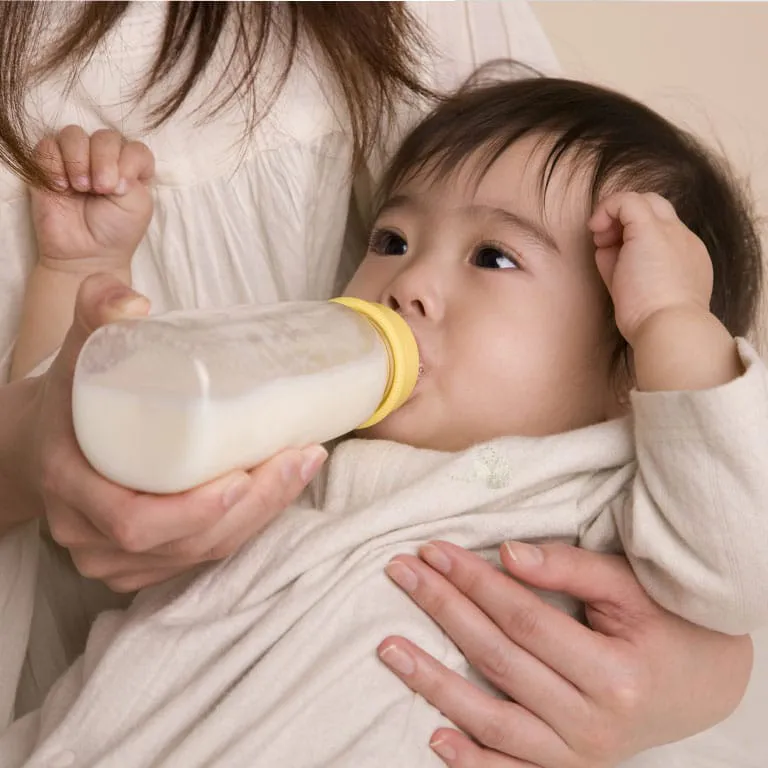 生後８ヶ月 ママのおっぱいを飲む赤ちゃん♪寝そうになりながらも一生懸命飲む姿がかわいい～ breastfeeding baby8monthsold baby- YouTube