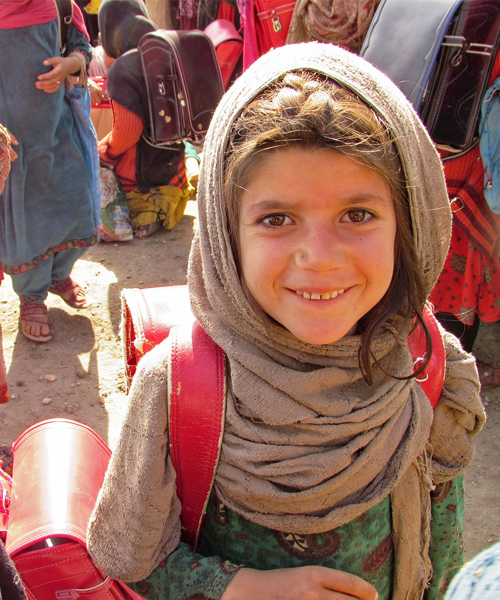 タリバン、「公共の場で顔を覆う」女性の服装規定を発表 違反者に「段階的罰則」も - BBCニュース