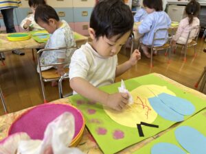 春の壁面製作 保育園1歳児 ミツバチTikTok