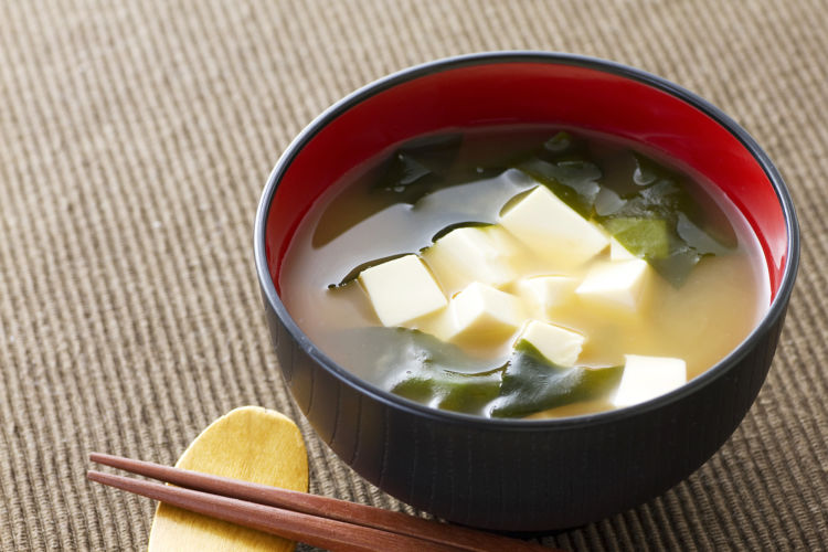 二日酔いに味噌汁が効く理由！二日酔いにおすすめの具材や簡単レシピ – 味噌の百貨店ドットミソ