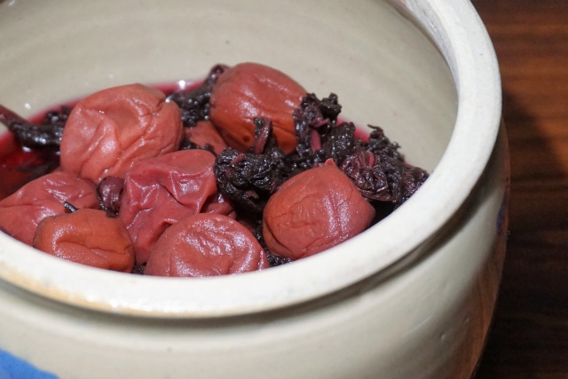 梅干しの赤紫蘇を入れるタイミングはいつ梅酢の使い方や保存方法賞味期限は