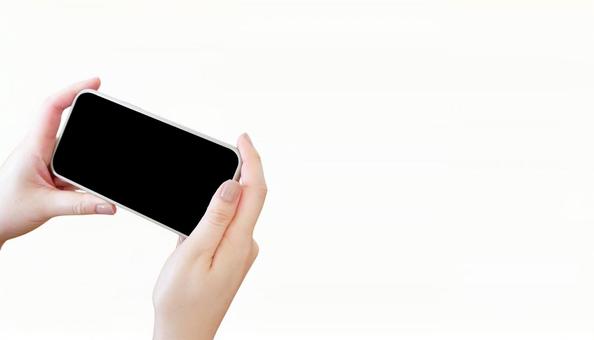 スマホで目と首が疲れるのは「持ち方」が原因？ NGな持ち方をトレーナーが解説AERA DIGITAL アエラデジタル