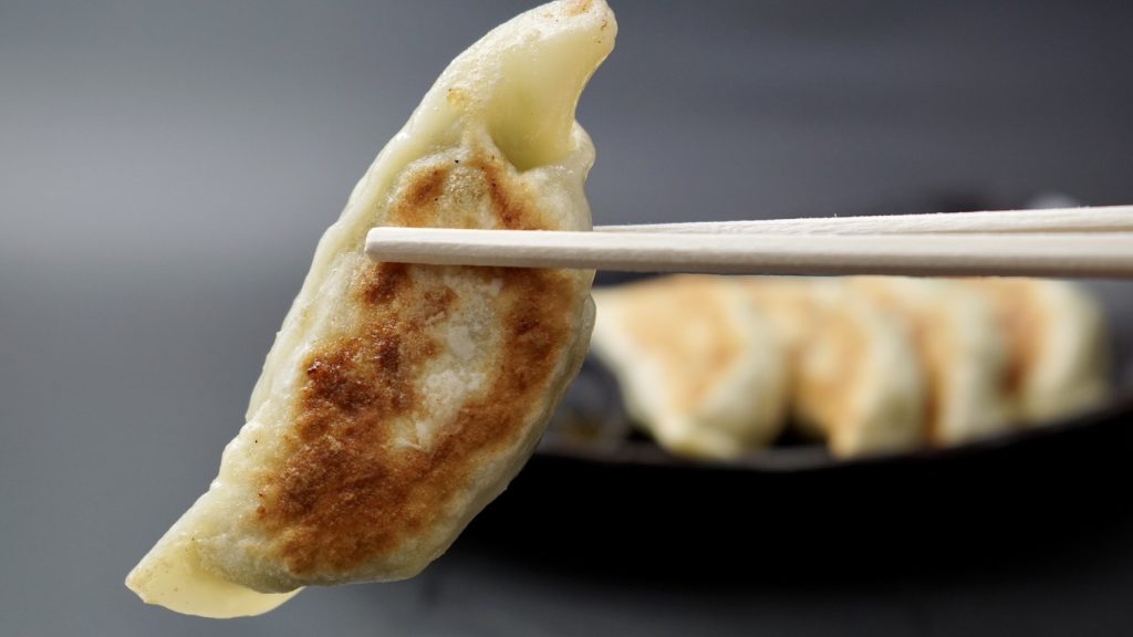 オートミールカレーとチーズの餃子の皮の包み焼き