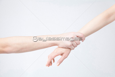 女性からのボディタッチは脈あり？ 付き合っていない相手にボディタッチする心理と理由もOggi.jp