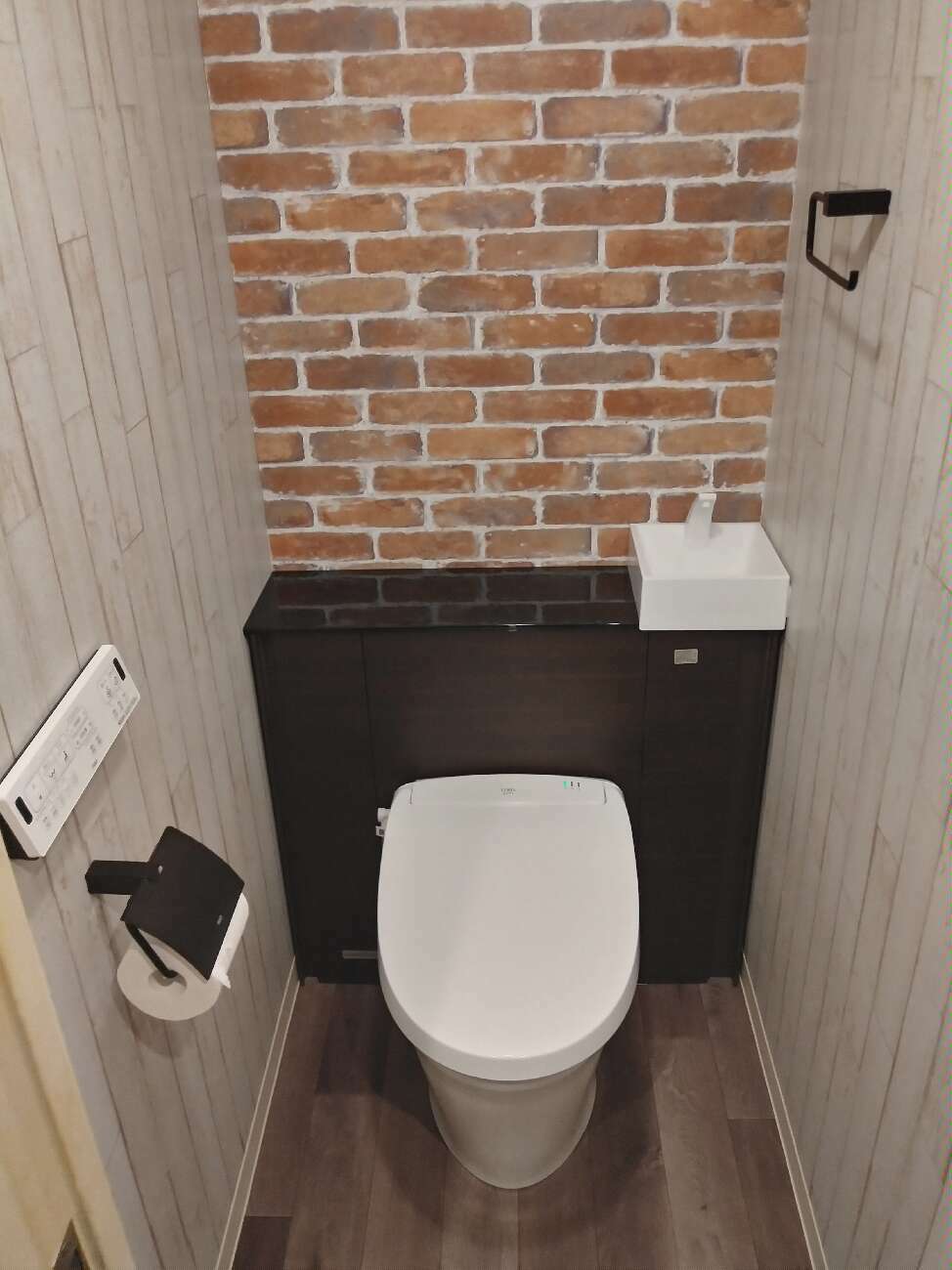 おしゃれなトイレインテリア 15選,スタイリッシュなモノトーン、温もりある木目、華やかなアクセントクロスなど、様々なスタイルのトイレをピックアップしました。,日々の暮らしに小さな贅沢をプラスするアイデアをぜひご覧ください💫, ———————————, Photo more.,☞@fujikensetu01, プロフィールからアクセス出来ます！, ———————————, ⁡,