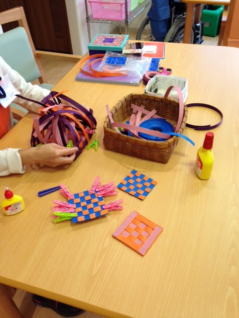 季節のお持ち帰り作品“お持ち帰り作品”とは、ご自宅でも楽しんでいただけるように制作した、飾りやすい大きさの作品です。 今日は、お正月用に制作されたお 持ち帰り作品をご紹介！ ふるさと小向の皆様が作られた、お飾りとお守りです。 どちらも売り物のような