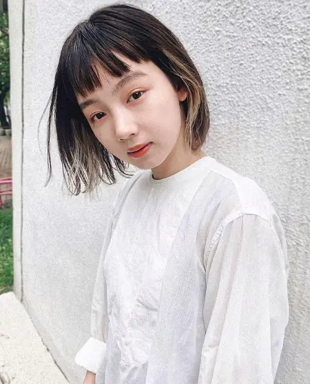 おでこが縦にも横にもせまい面長さんの「ヘアスタイル」と「マスク選び」について、元レスリング選手の吉田沙保里さんをモデルに大切なポイントを解説します