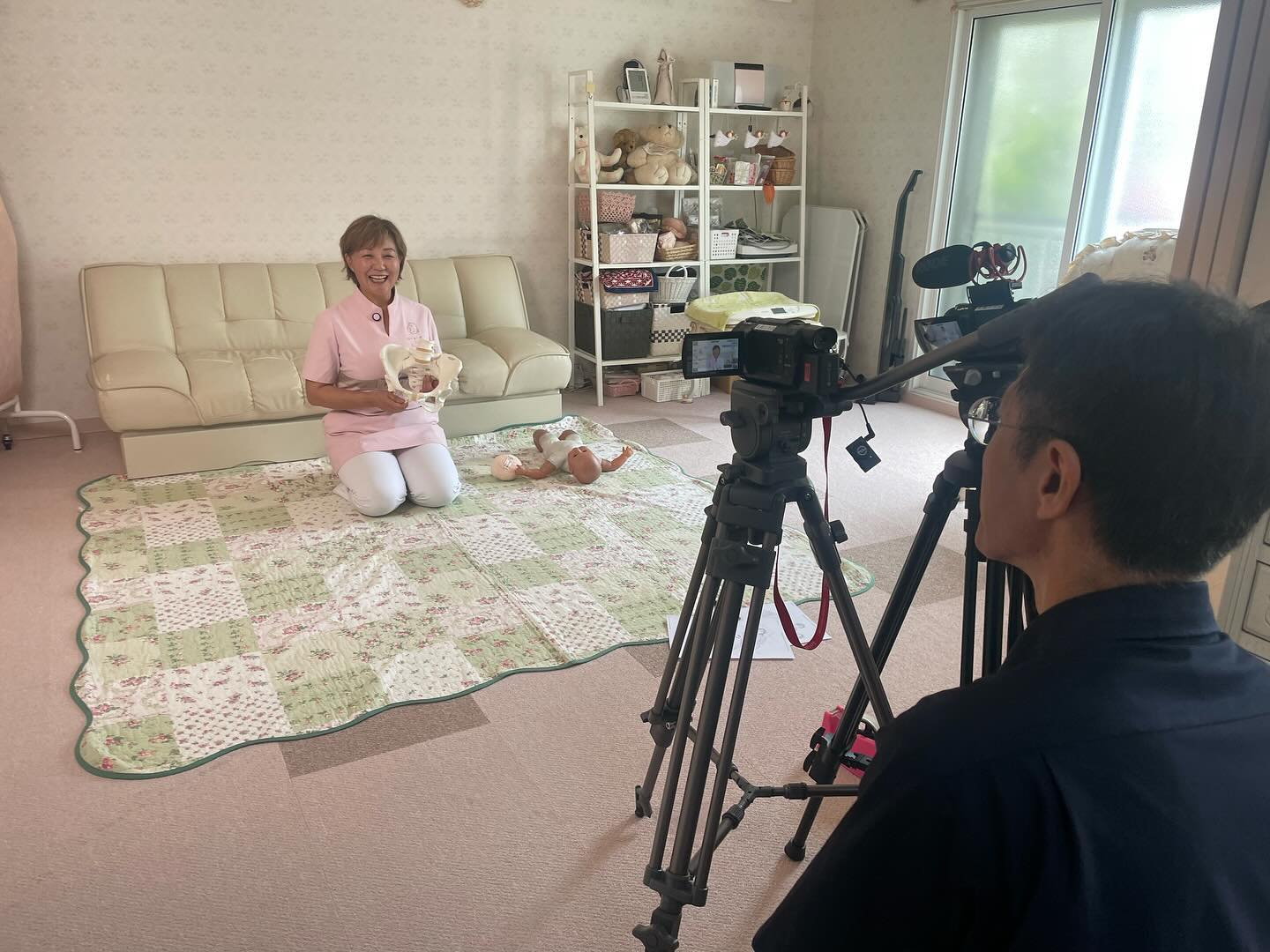 海外発！Breaking News 立ち会い出産の悲喜劇？ 分娩室の床でうごめく2本の脚をカメラが捉えた＜動画あり＞ - ライブドアニュース