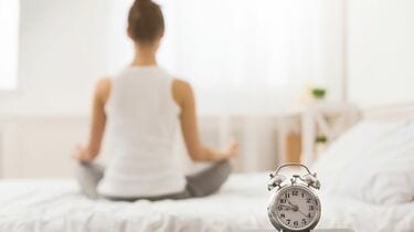 穏やかな表情で座ったポーズで瞑想する男のイラストイラスト画像とPSDフリー素材透過の無料ダウンロード - Pngtree