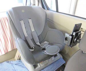 チャイルドシートは助手席に取り付けてもOK？ リスクと注意点を解説