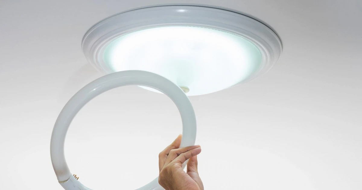 ルームランプがチカチカ点滅する原因と対策6つLEDルームランプ 交換 明るい車内