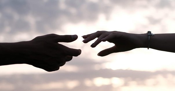 付き合ってないのに恋人つなぎをしてくる男性の心理とは？女性の場合も見極めが大切 - コイパス by Omiai