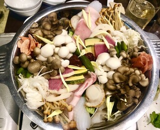 🌶️🔥 春の陽気に負けない!デトックス薬膳火鍋 🍲✨ 暖かくなってきたけれど、体の中からリフレッシュしたい方に!10ZENの薬膳火鍋は、まさに春のデトックスにおすすめ✨ 旬の野菜と薬膳の恵みが一つの鍋に。辛さと薬膳のハーモニーが、体の巡りを良くし、代謝を