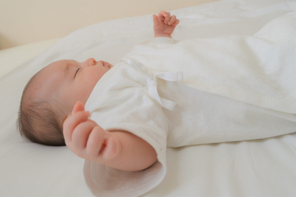 赤ちゃんがビクッとなる「モロー反射」とは？起きるときの対策は？ - こそだてハック