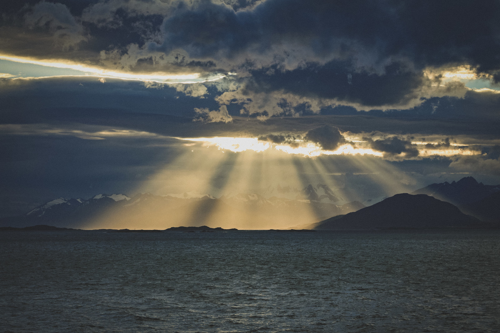 天使の梯子のスピリチュアル意味！薄明光線・雲から光が降り注ぐのは幸運の前兆