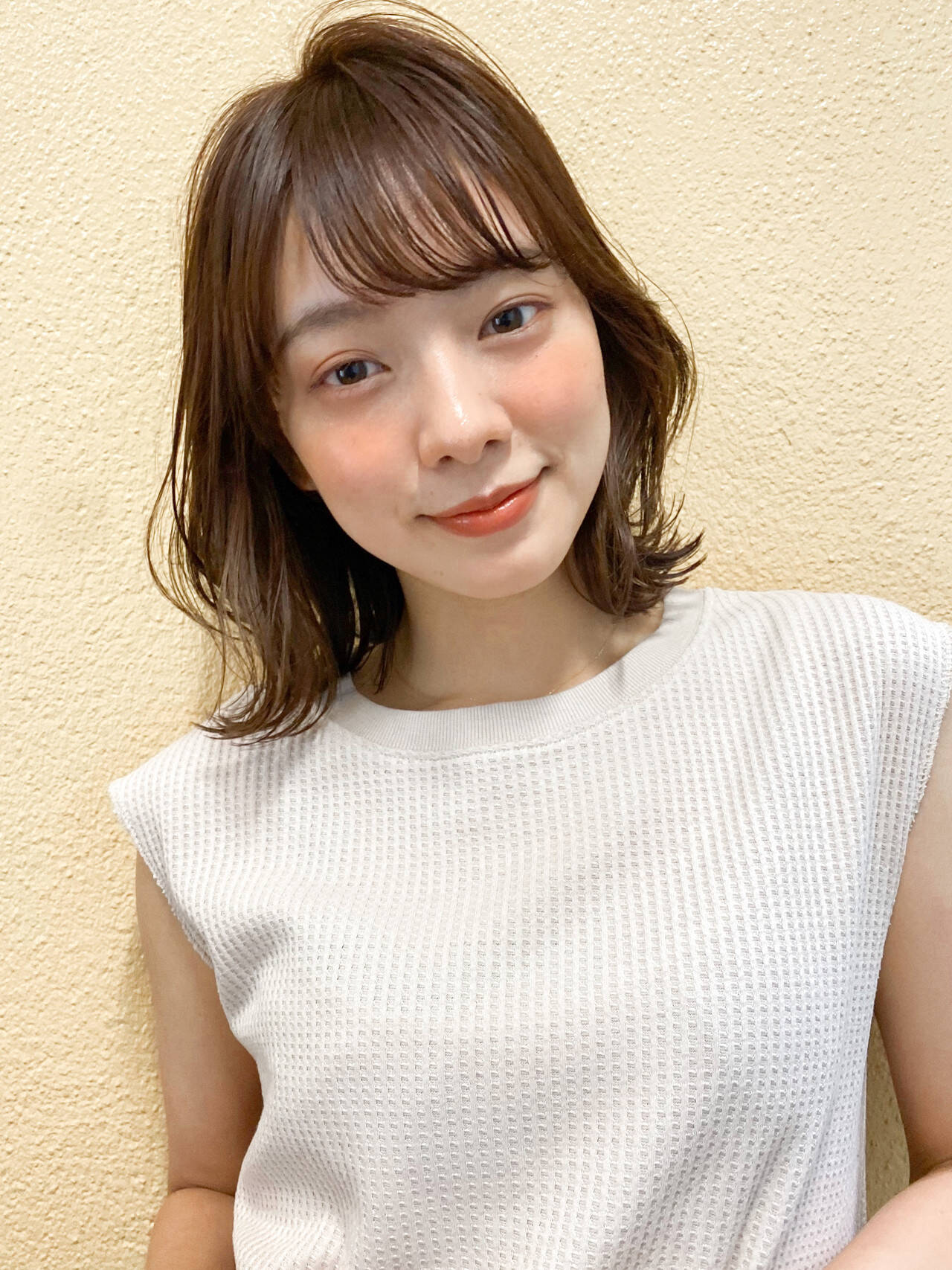 小顔に見える顔まわり 柔らかいくびれレイヤー まとまるミディアムヘア顔まわり 似合わせひ し形シルエット 難波 AFLOAT D'L アフロートディル 所属 のヘアカタログ 20250113194412 ミニモ