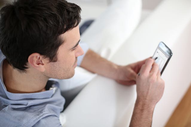 暗い雰囲気の男のシルエットの写真素材・画像素材 Image 23900318