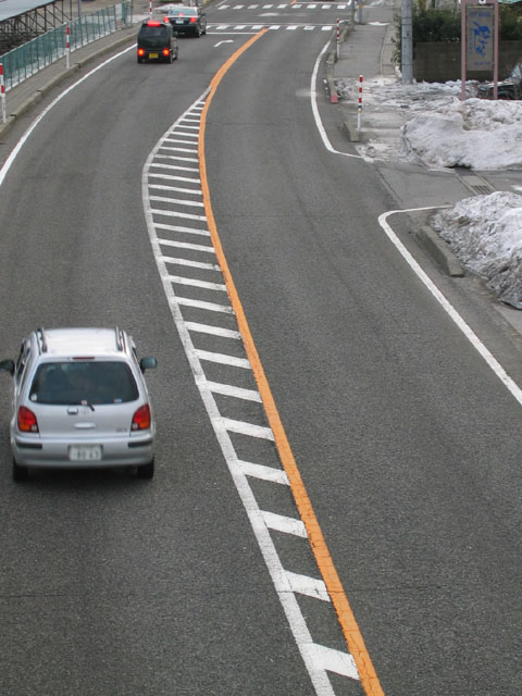 ゼブラゾーン 導流帯 の意味は？走行ルールについて - SBIの自動車保険比較 インズウェブ