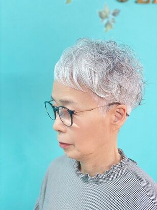 白髪ぼかしハイライト大人ショート丸型×ベリーショートの40代-50代におすすめ 斜め前髪・流し前髪×大人ショート×カーキグレージュグレイカラー・ 白髪染めのビジネス・オフィスヘアスタイル- OZmallヘアサロン予約