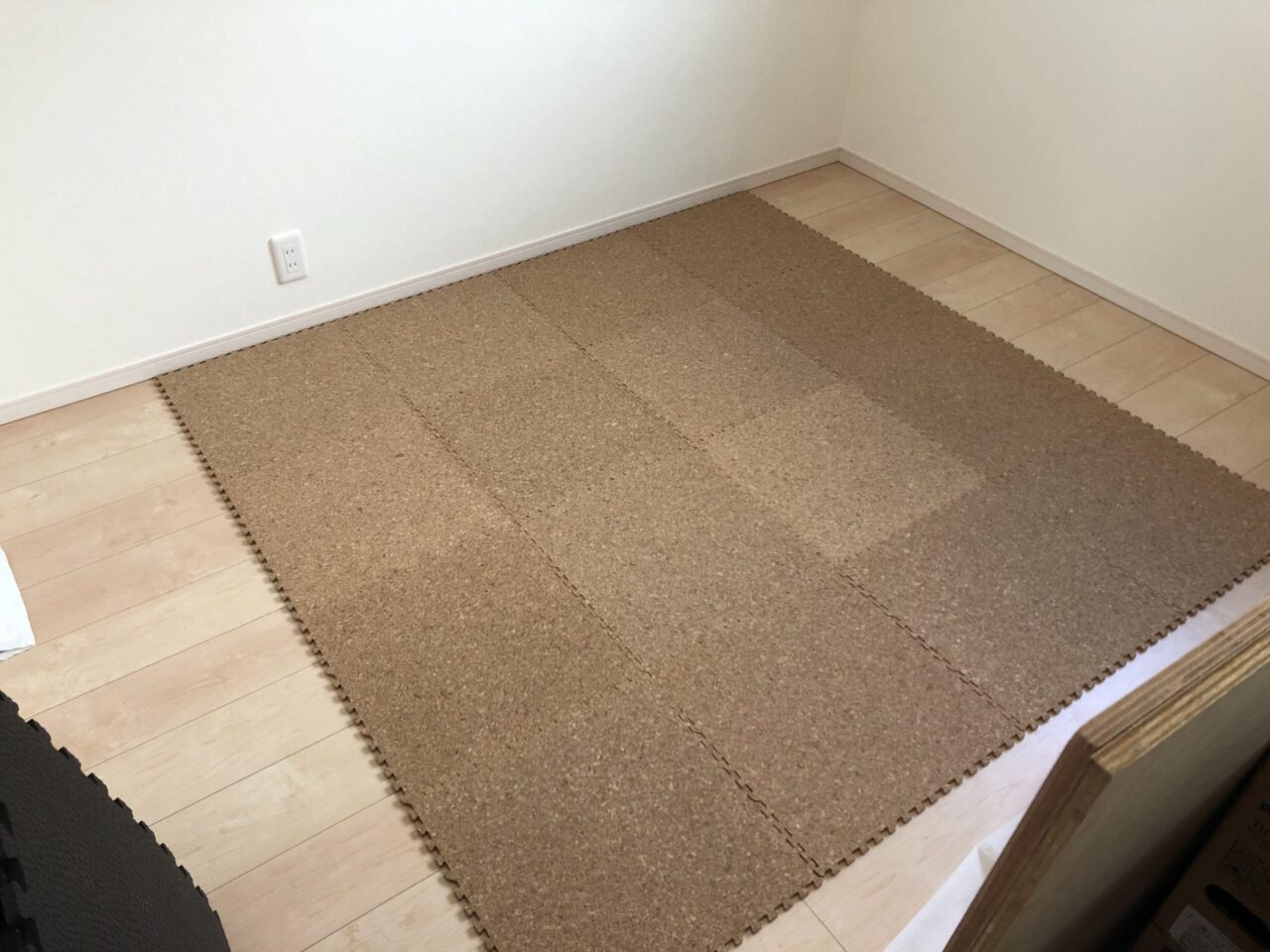 ホームジム用ジムフローリング、ゴムトップのエクササイズ器具マット、ホームジムやフィットネスルーム用の連結式ゴム床タイル、保護用床マットレーニング・ワークアウト用床材 ～ ホームジムパーソナルジムオフィスジムに高橋産業 14009 :: 建材トレンド