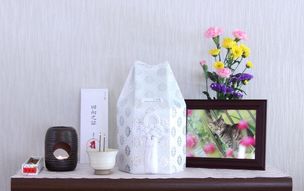 遺骨を自宅で保管するときの置き方とはお墓の石良