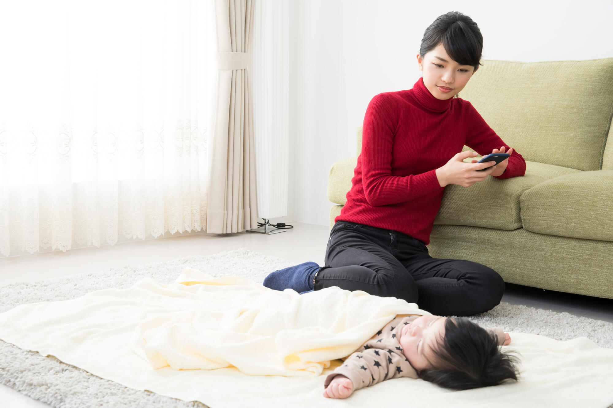 フリー写真片足を伸ばして階段に座る台湾人女性パブリックドメインQ：著作権フリー画像素材集