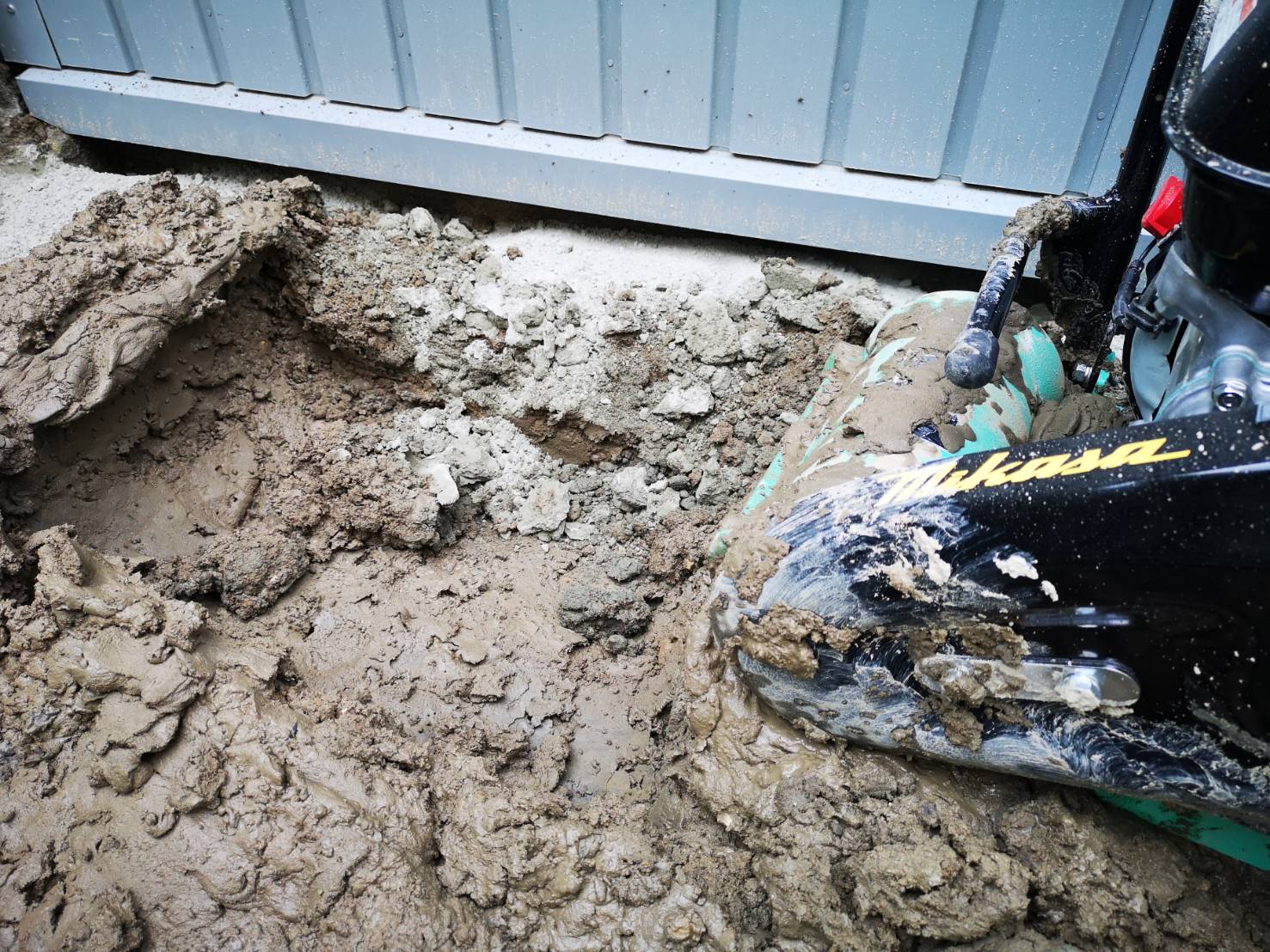 DIY 素人が門柱を作る01 穴掘り～砕石転圧