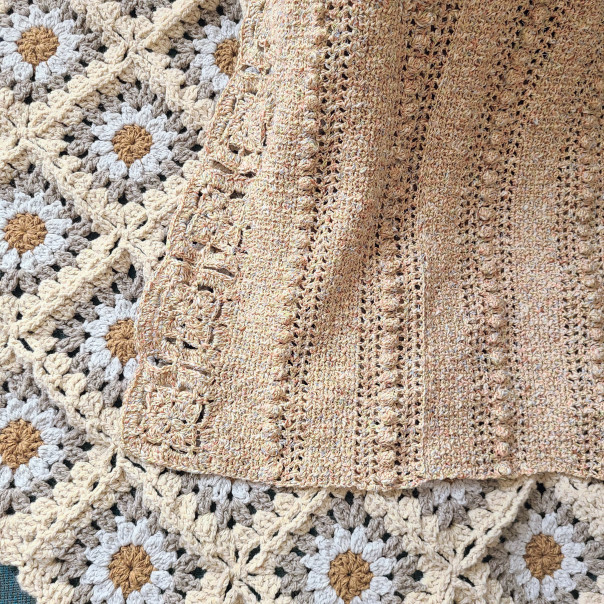 2023.8.29 Tueスクエアブランケットを 編みました⚮̈ Softちゃんはね、ふわっふわ✨ ふんわり優しいコットン100%の糸。 編み心地も柔らかい♡@hus.jp 使用糸 ⋆ ⋆ ♔ hus: Factory STANDARD COTTON Soft きなり