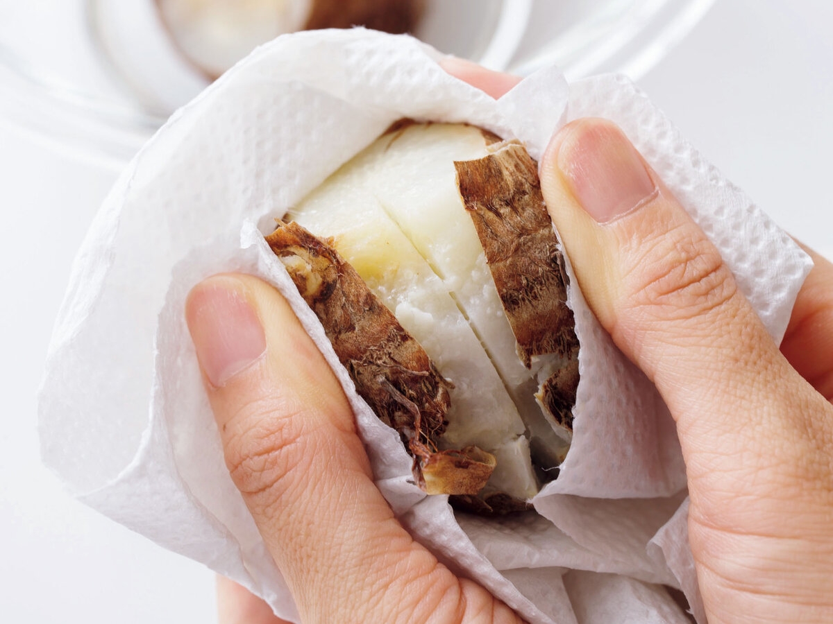 気持ちいいくらいにツルッと剥ける💕, 「里芋の皮むき」‼️, 今回は、, @izu.mama.nurse さんの投稿をお借りしてご紹介します😉,＝＝＝＝＝＝＝＝＝＝＝＝＝＝＝＝＝＝＝＝＝＝＝＝＝, 〖やり方〗, ①里芋を水洗いする, ②ぐるっと1周包丁を入れる 軽く ,③15分茹でる レンチンOK , ④水につけてサッと冷やす, ⑤切り込みを中心に左右に開く, これから里芋が美味しい季節、,