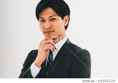 アゴの向きでわかる「プライドの高い人」がやりがちなクセとは ヤバい心理学- ラブすぽ