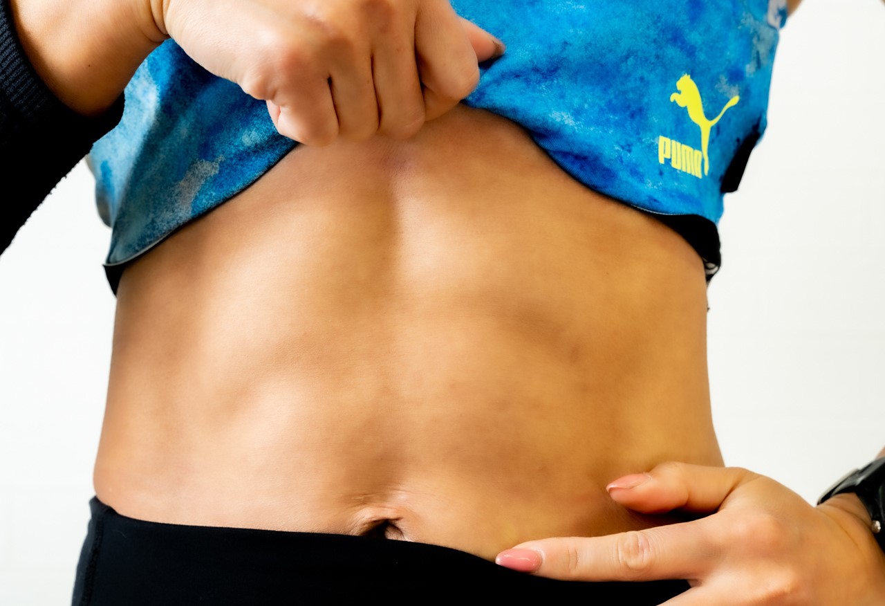 腹筋にうっすら縦線を作る方法。プロが教える女性向け筋トレメニューQOOL