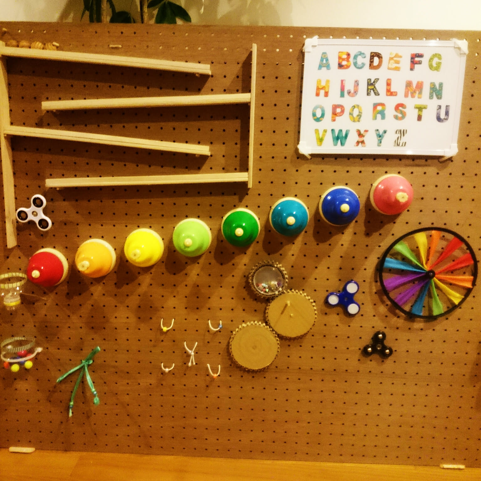 乳児さんが楽しめそうな手作りおもちゃアイデア集〜0、1、2歳頃の興味関心・発達に合わせた手作りおもちゃの作り方まとめ〜保育と遊びのプラットフォーム ほいくる