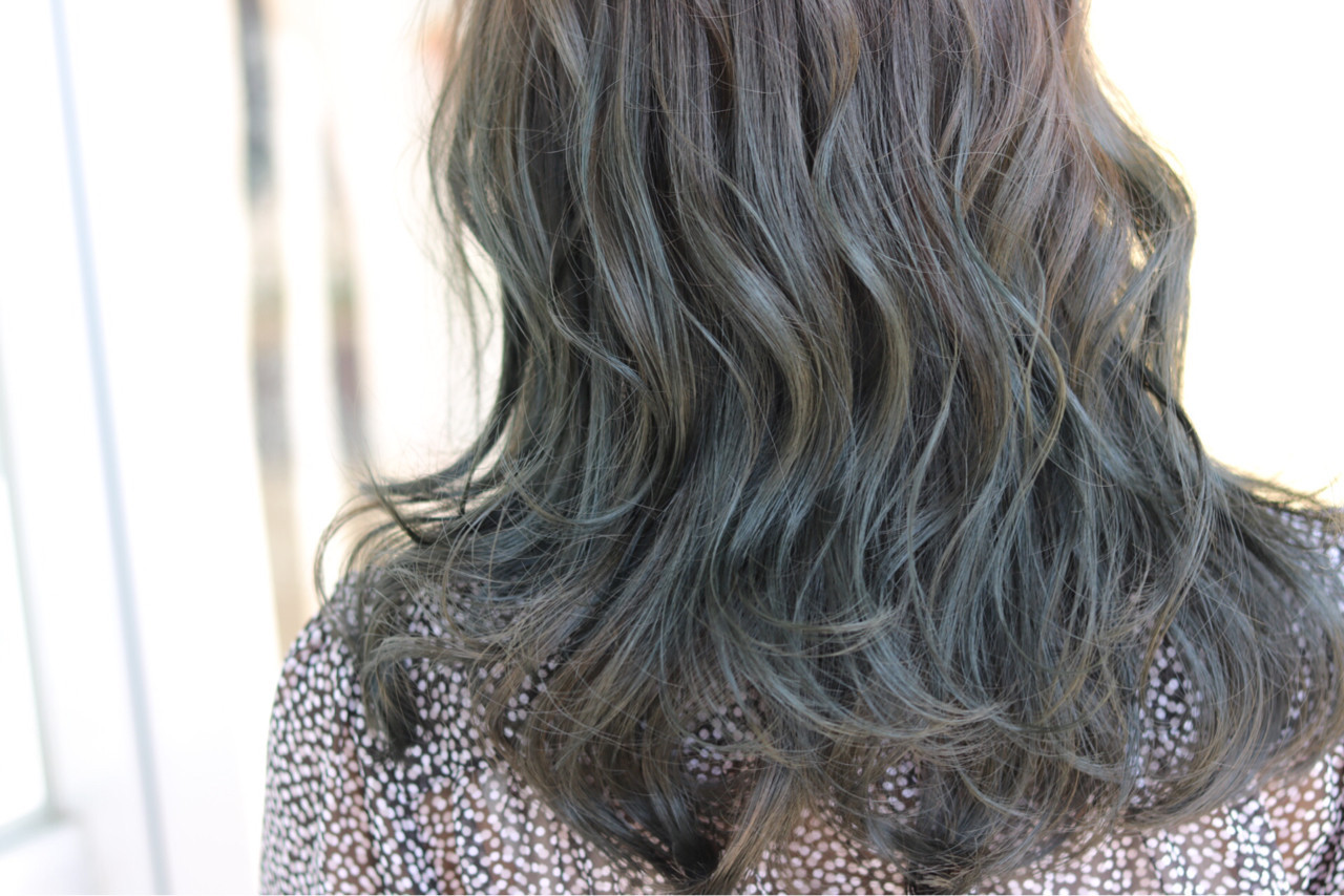 アッシュグリーンの色見本34選！ 明るめ・暗め・ブリーチありなし 市販カラーバターも紹介LIPS