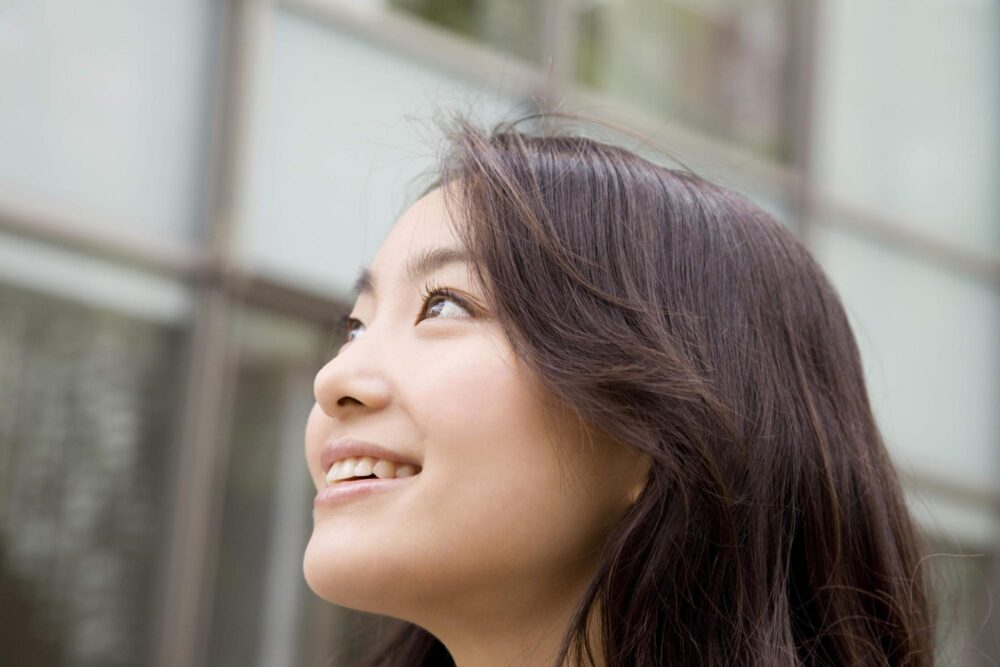 横顔がきれいな人の特徴6つ！美しくする方法も解説