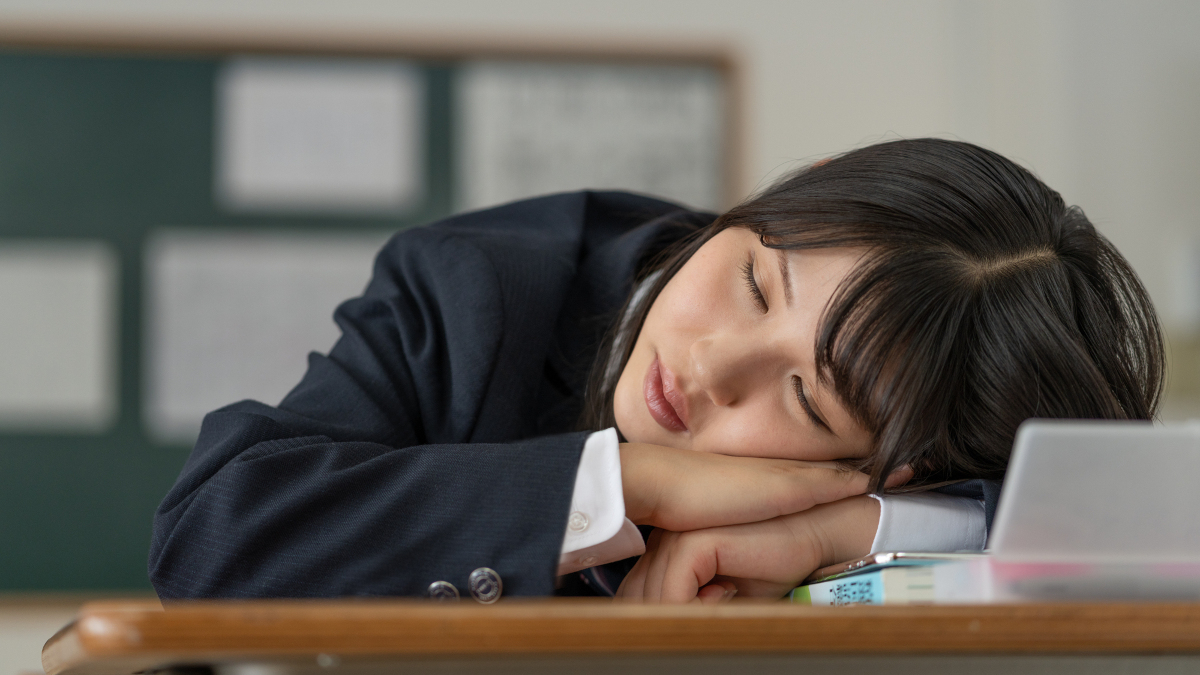 ライフハック 机で寝ざるを得ない人へ。欠点のないただ一つの眠る姿勢 - WEBCRE8.jp