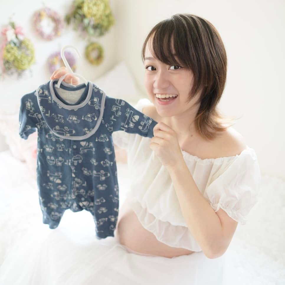 大学生の娘が妊娠9ヶ月で 妊娠が発覚した昨年の夏。 その当時のことを スレッドに書きながら 当時の状況と想いが溢れてきました あの夏は、赤ちゃんどうする？ 大学は退学？休学？ これからの生活は？ 医療保険は？ 名前は？ 認知は？ 赤ちゃん用品揃えないと！ 決める