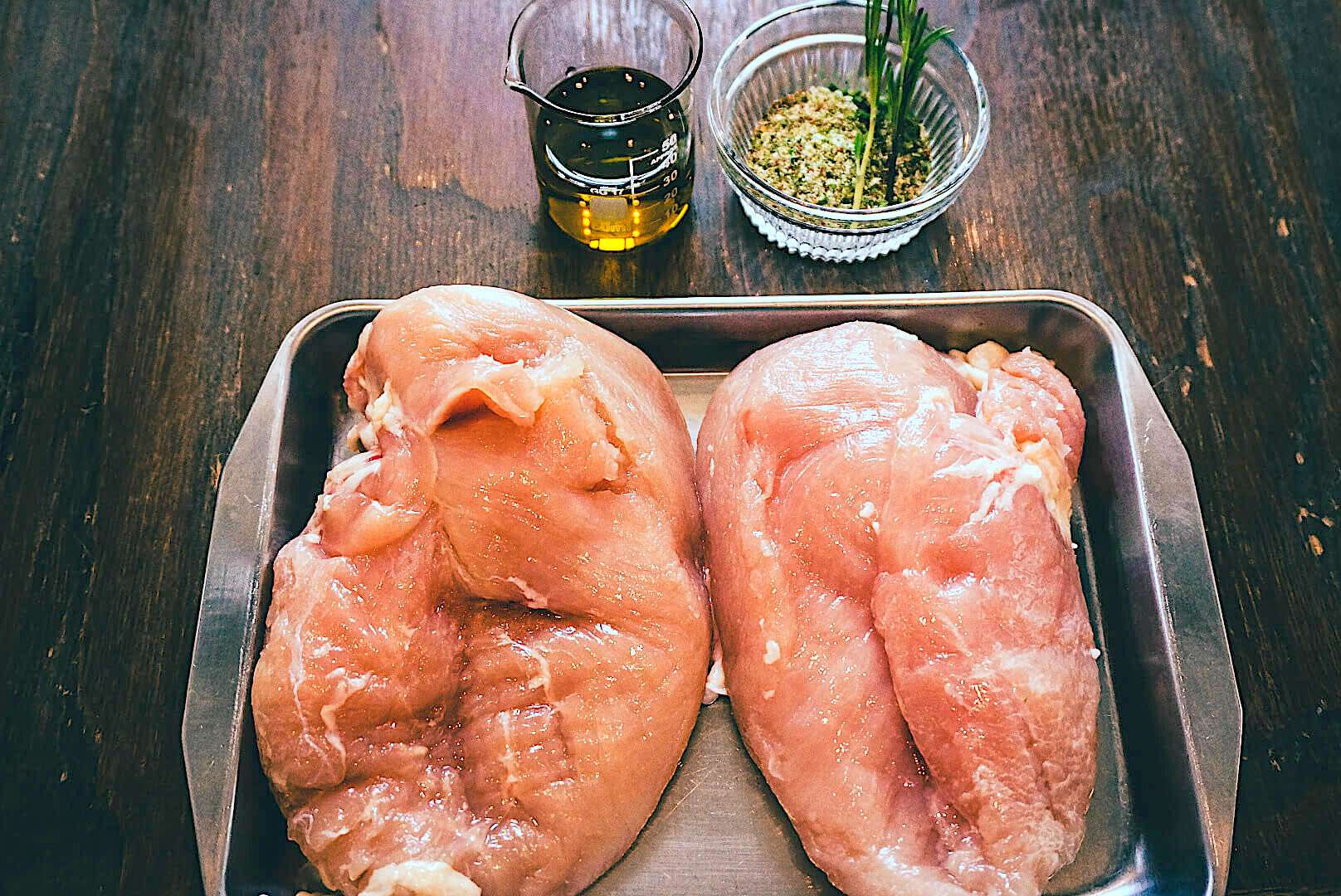 こねて焼くだけ！こってりなのに後味さっぱりな「鶏むね肉と大葉のチーズ焼き」の作り方 - 筋肉料理研究家Ryotaのレシピブログ