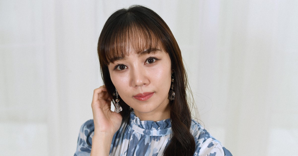 浜辺美波：青ニットの“萌え袖”姿 憂いのある表情にドキッ！ - 毎日キレイ