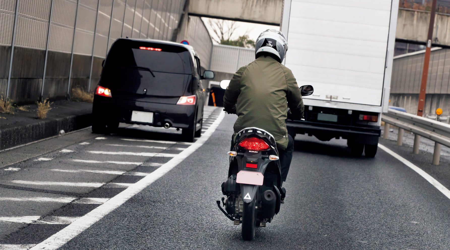 道路の斜め線、入ったら違反？」 謎の「ゼブラゾーン」そもそも何のため？ 過去には接触事故も！ 道交法ではセーフ？ でも一部都道府県ではアウトなの？くるまのニュース