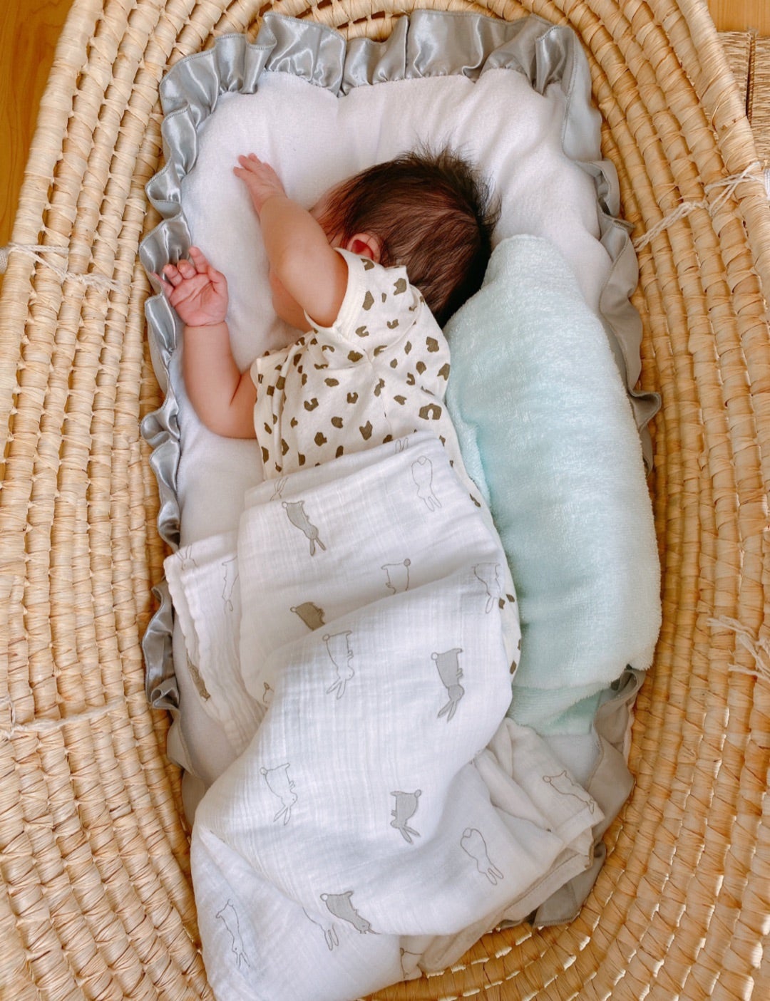 横向きで寝る赤ちゃんの写真素材FYI00464095ストックフォトの Qlean Market キュリンマーケット