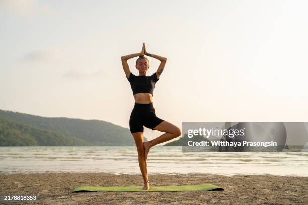 277 山のポーズ Stock Photos, High-Res Pictures, and Images - Getty Images