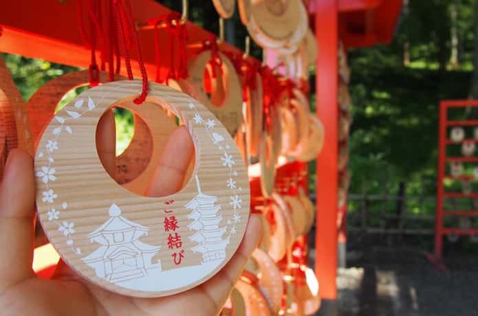 巳年限定 お守り袋 再度 数量限定にて お授け致します ご希望の方は 大本堂寺務所へ お越しくださいませ ※今年の干支ヘビと 寺紋のアゲハ蝶をモチーフにした オリジナルのお守り袋です ご祈祷でお授けする 『身代わりお守り』や お手持ちの大切な小物などを 入れてご使用