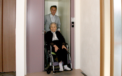 車椅子のエレベーター乗り方！ボタンや鏡にある驚きの優しい工夫とは？障害者のドクゼツ本音とーく