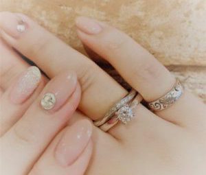 婚約指輪のサイズの測り方。こっそり調べる方法は？omotte magazine from ANNIVERSAIRE記念日にまつわるマガジン