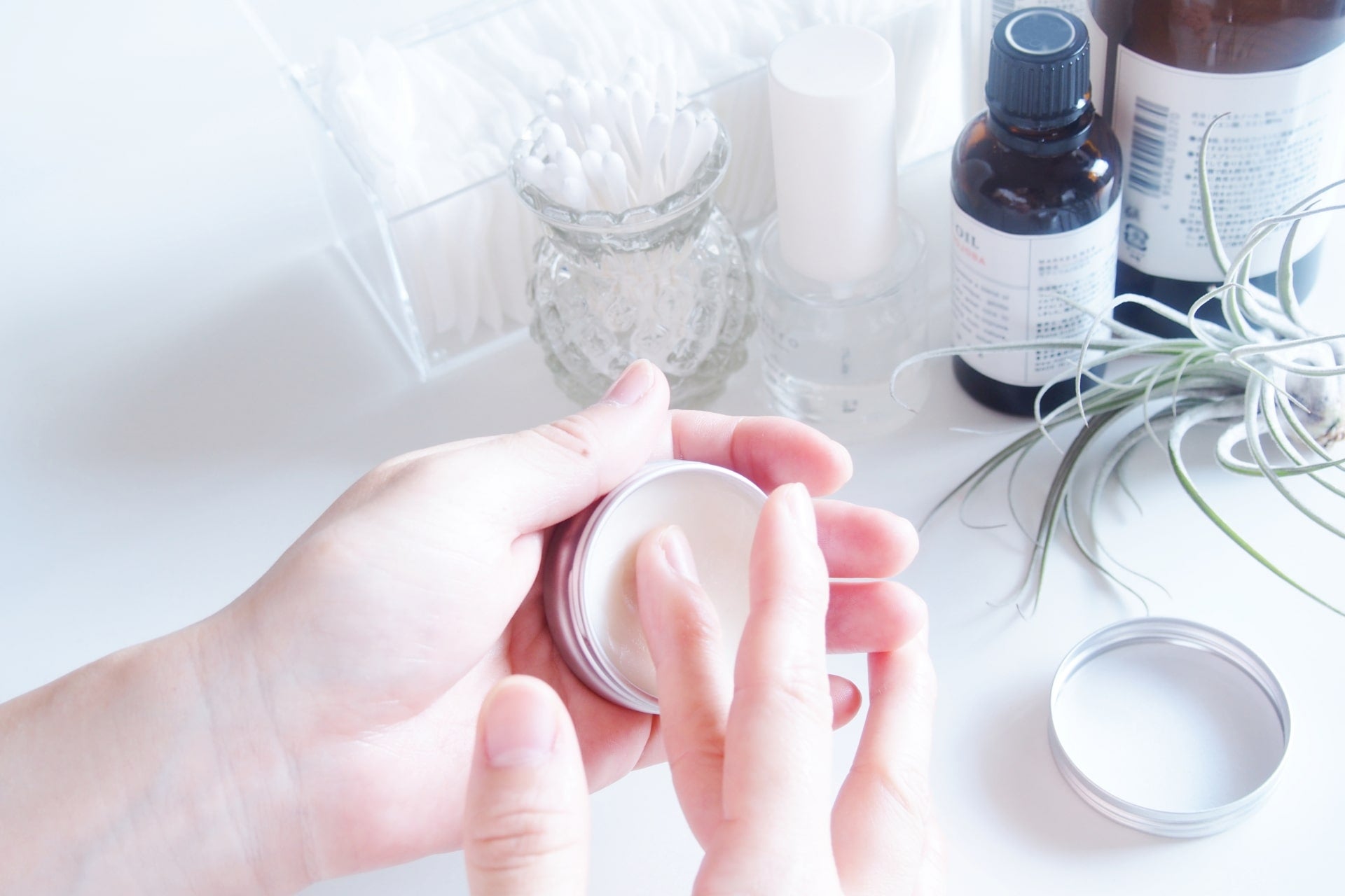 練り香水のメリット・デメリットとは？香水との違いや持続時間、使い方などを紹介！ - カラリアマガジン - 香り専門メディア